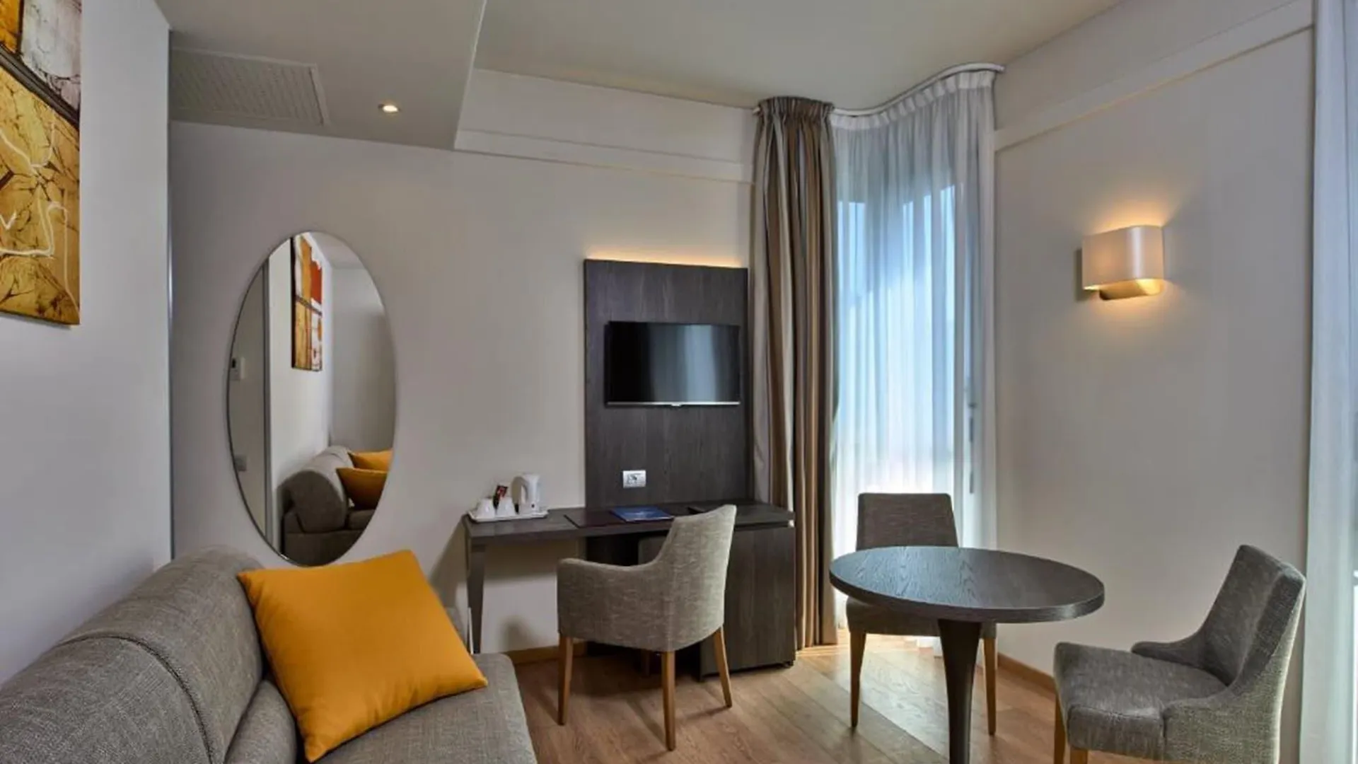 Hotel Como 4*,