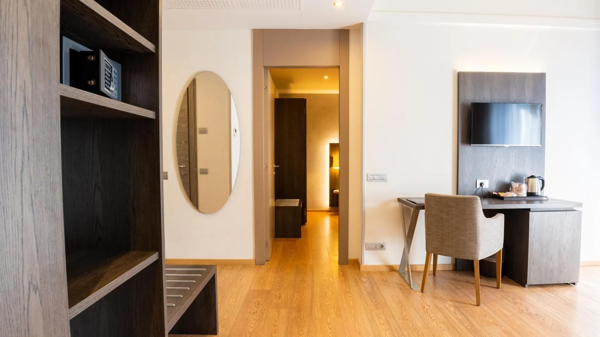 Hotel Como 4*,