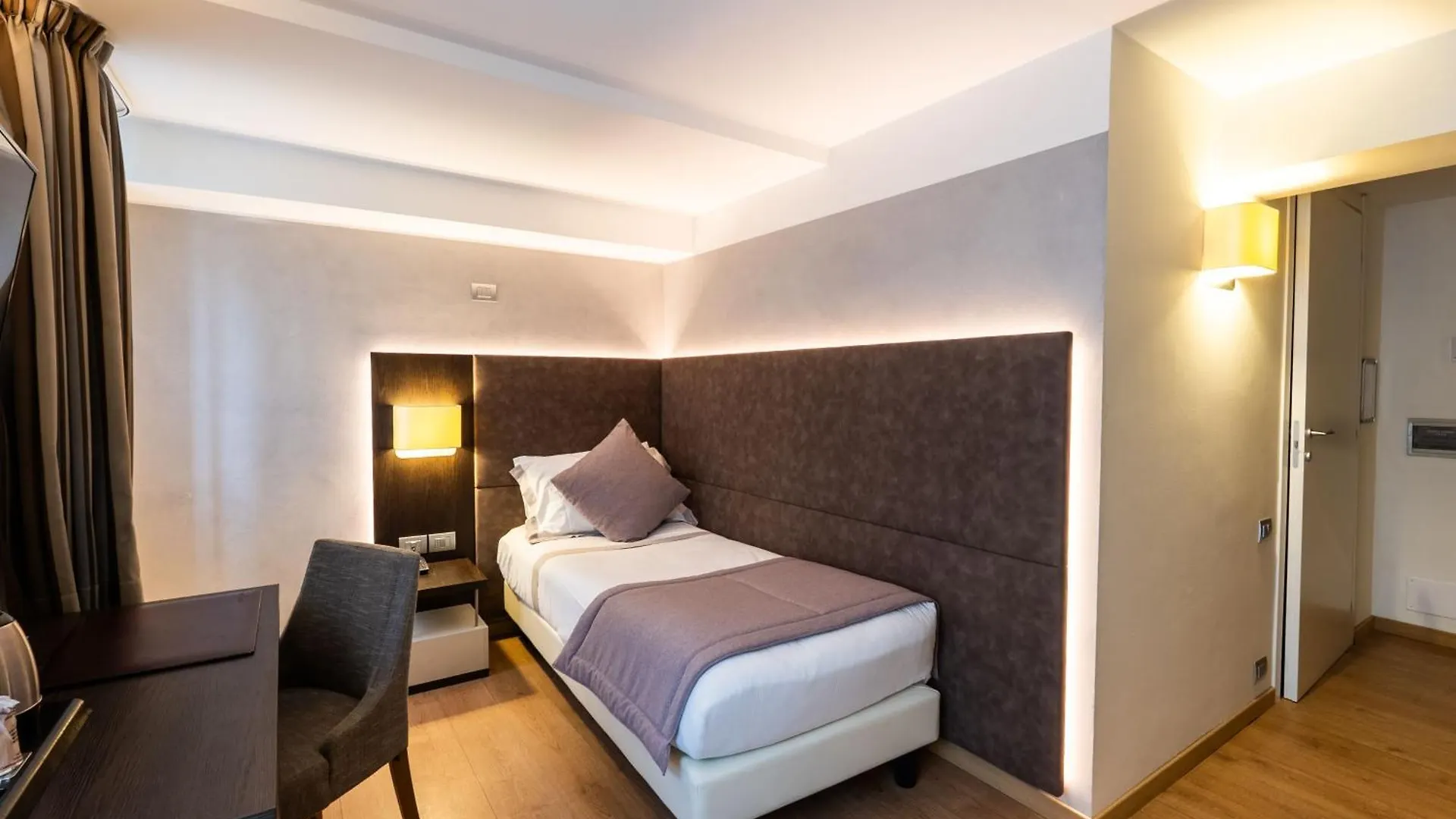 Hotel Комо 4*,  Италия