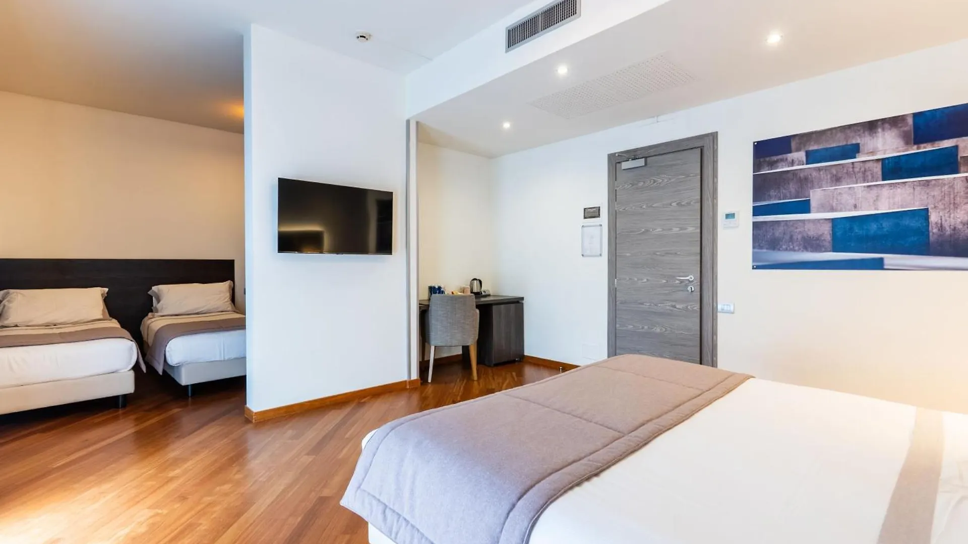 Hotel Como 4*,
